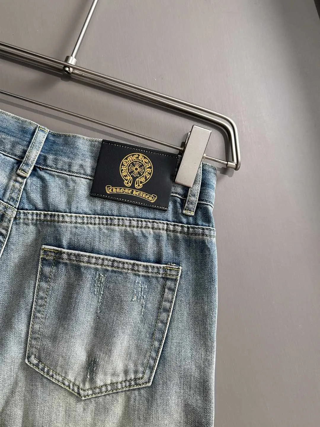 🅿️330 Croxin 2025 summer new jeans denim shorts are woven from imported Japanese Denim plain cotton denim fabrics. They are complete with three standards. The top stonewashing process makes the texture reach the old taste of the 1980s. It is soft, delicate, comfortable and breathable. The color has a modern and fashionable vicissitudes. The upper body is versatile and fashionable! Light luxury, a must-have item for daily commuting! Code number: 28-38 (please state your height and weight when placing an order)